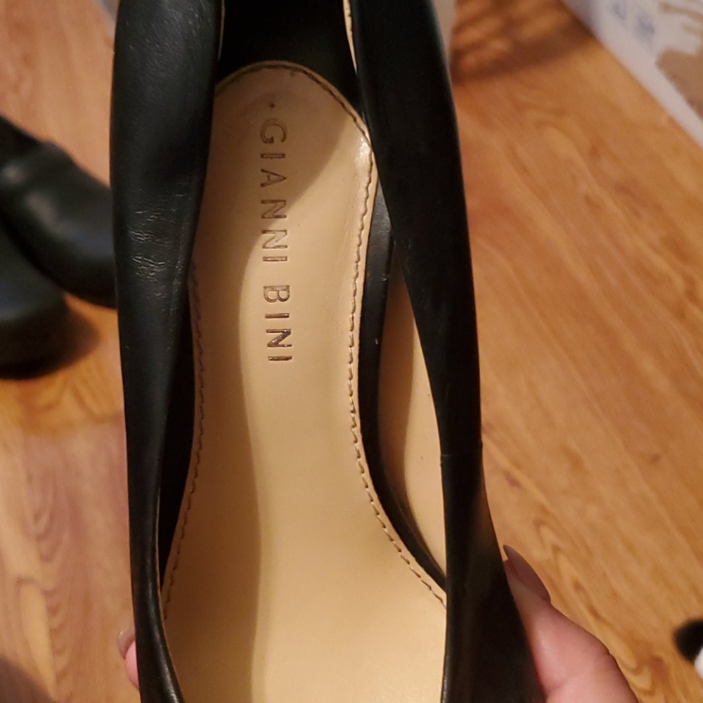 New Gianni Bini Black Pumps - Picture 4 of 5